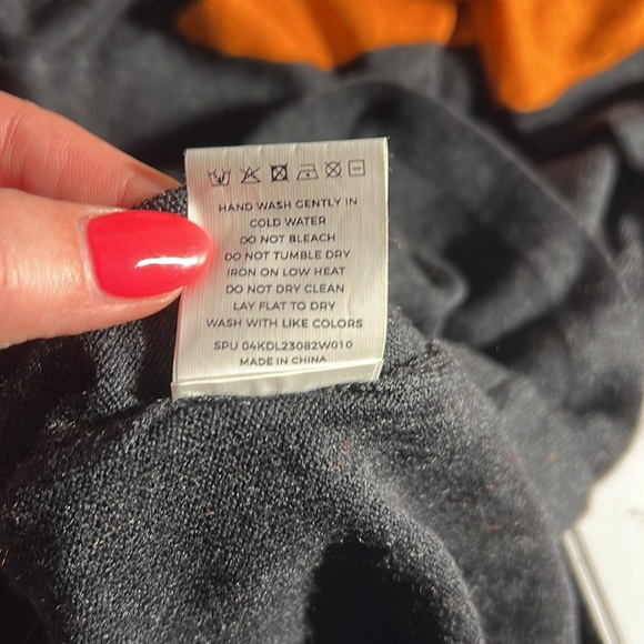 Bloomchic NWT Women’s‎ lightweight sweater, size 12. Black & pumpkin. - Picture 6 of 7
